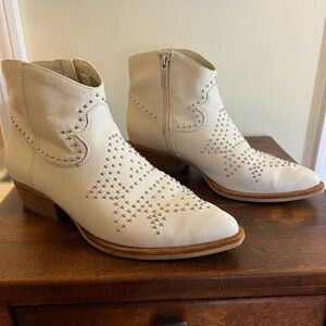 Cream w/ silver studs Gianni Bini ladies cowboy ankle boots sz 8.5